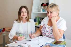 Mutter und Tochter lernen gemeinsam mit Heften