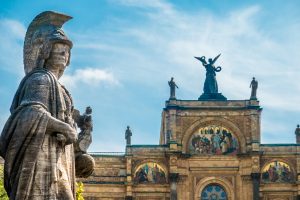 Blick auf das Maximilianeum in München und die Statuen davor